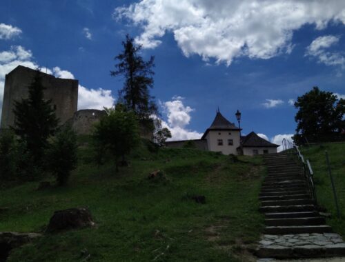Cesta na hrad ilustrační obrázek